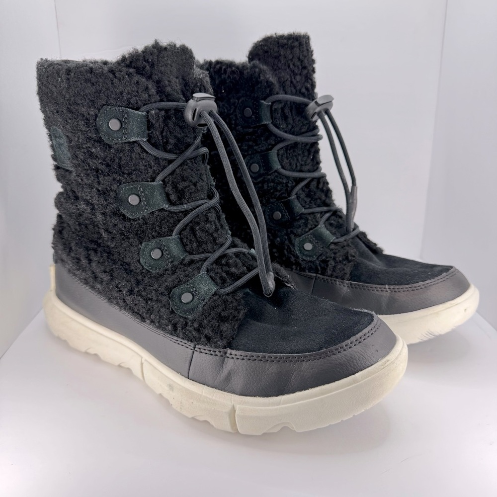 Sorel Faux Fur Explorers With leather Trim SZ 7 Color Black & White.